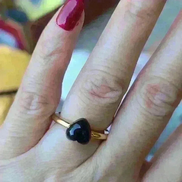 Gold tone black heart ring size4 to  5 adjustable - Picture 4 of 17